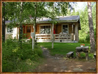 Mökki järveltä päin